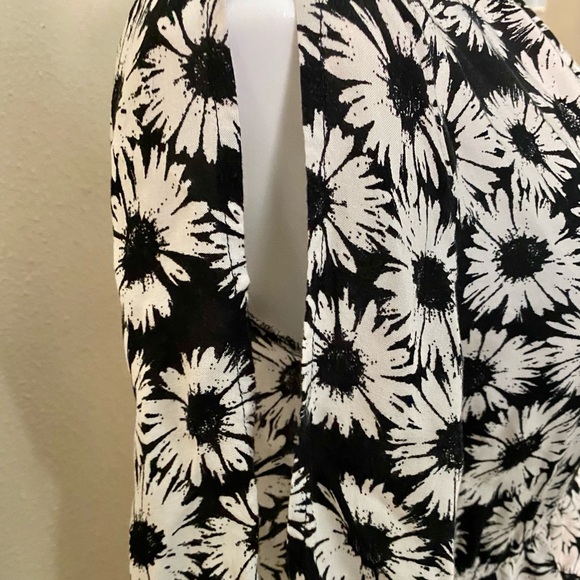 Forever 21 black&white daisy cold shoulder… - Picture 4 of 8